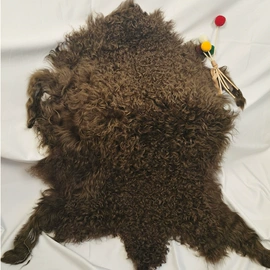 生皮、毛皮;毛领;羊皮革