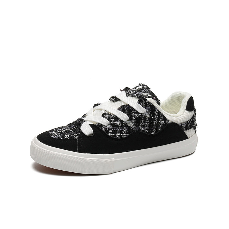 Diseño de nicho negro y blanco pequeño pan de fragancia zapatos de mujer tela de piel zapatos blancos pareja alta moda zapatos de skate