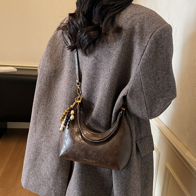 Bolsa de cuero suave retro, bolso de brazo de mujer de estilo extranjero, bolso de hombro de un solo hombro, 2025 nuevo bolso de mano.