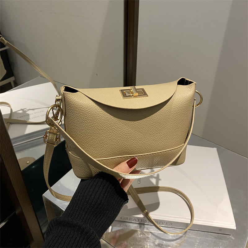 Moda de color sólido litchi 2024, nuevo bloqueo de invierno de estilo exterior de hombro casualidad, bolso de mano pequeño para mujeres