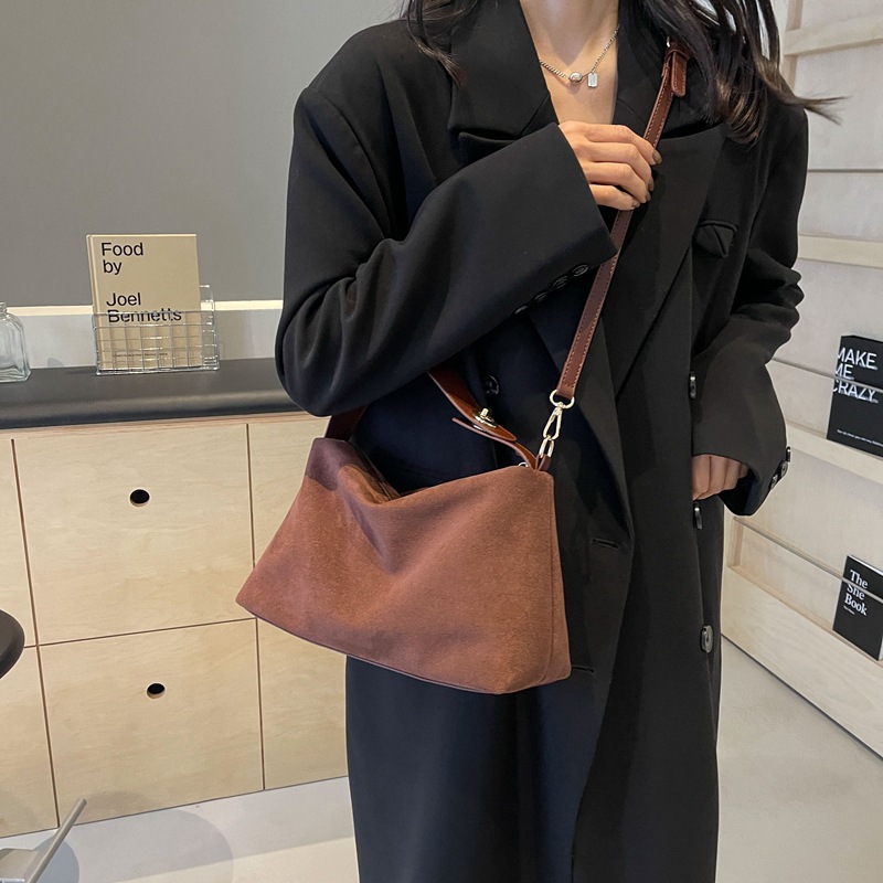 Bolso de axila de nicho esmerilado retro 2024 invierno nuevo bolso de mujer de todo fósforo bolso de mensajero popular bolso de hombro