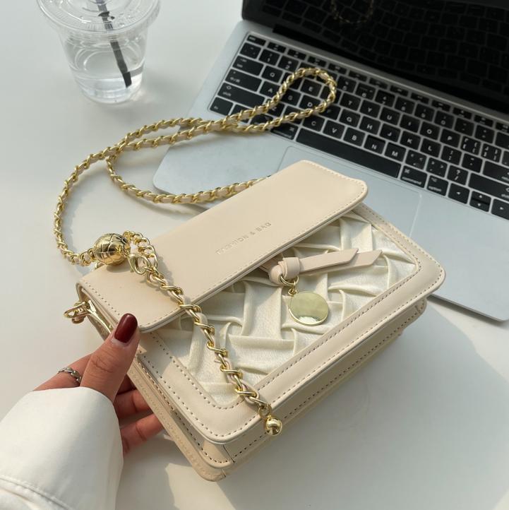 Bolso cuadrado pequeño de venta caliente único extranjero para mujer 2025 nuevo bolso de hombro de cadena de todo fósforo de alta gama bolso de mensajero casual de moda para mujer