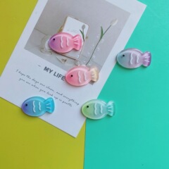 新商品の明るい色のグラデーションの座り方の小魚diy樹脂の部品の髪飾りのヘアピンの携帯電話の携帯電話の装飾品は補助材料を詰めます。