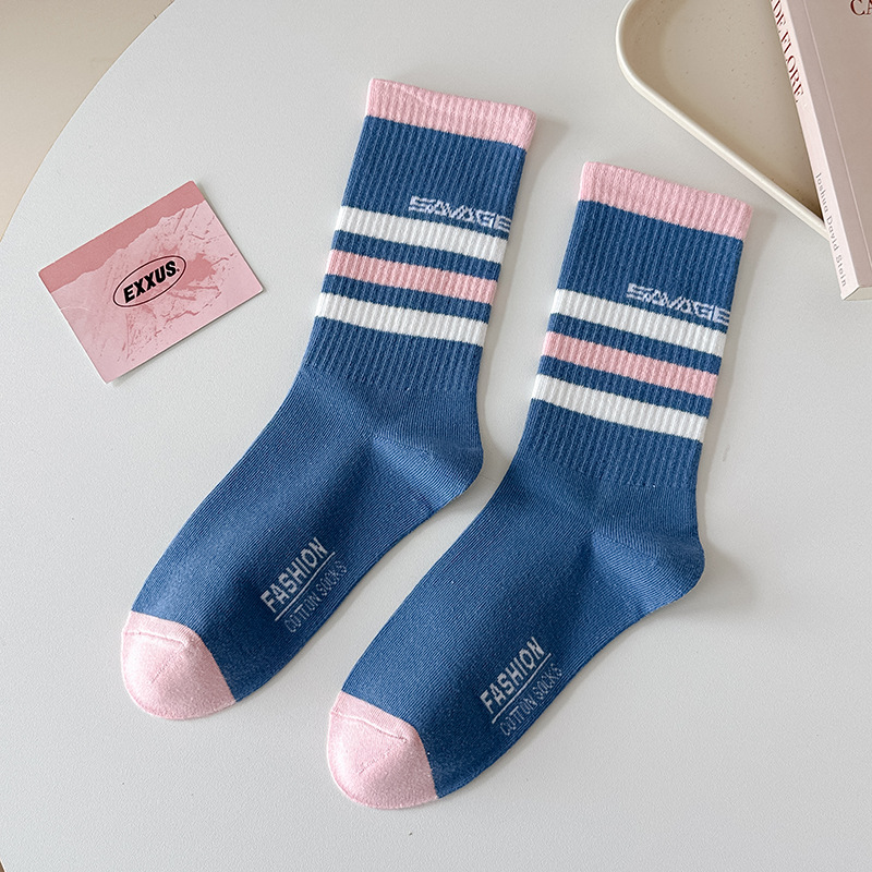 Calcetines de algodón de color puro Otoño e Invierno carta de mujer a rayas ins calcetines de media pantorrilla de moda calcetines deportivos elásticos altos al por mayor