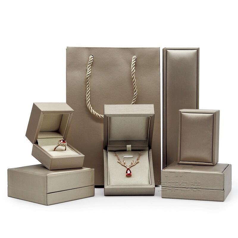 高档翻盖金色pu情侣钻戒指吊坠珠宝首饰品盒项手链镯包装礼盒批发