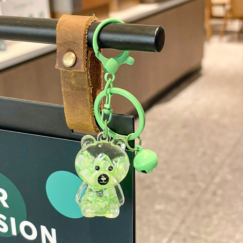 Caricatura en aceite líquido arena flotante botella mochila llavero delicado colgante accesorios accesorios máquina de muñecas pequeños regalos al por mayor