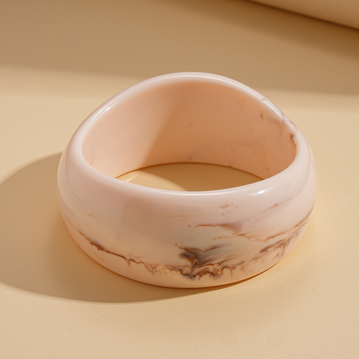 Europa y los Estados Unidos acrílico maduro irregular geometría pulsera redonda simple nicho transfronterizo de alta calidad personalidad joyas de mano para mujeres image 12
