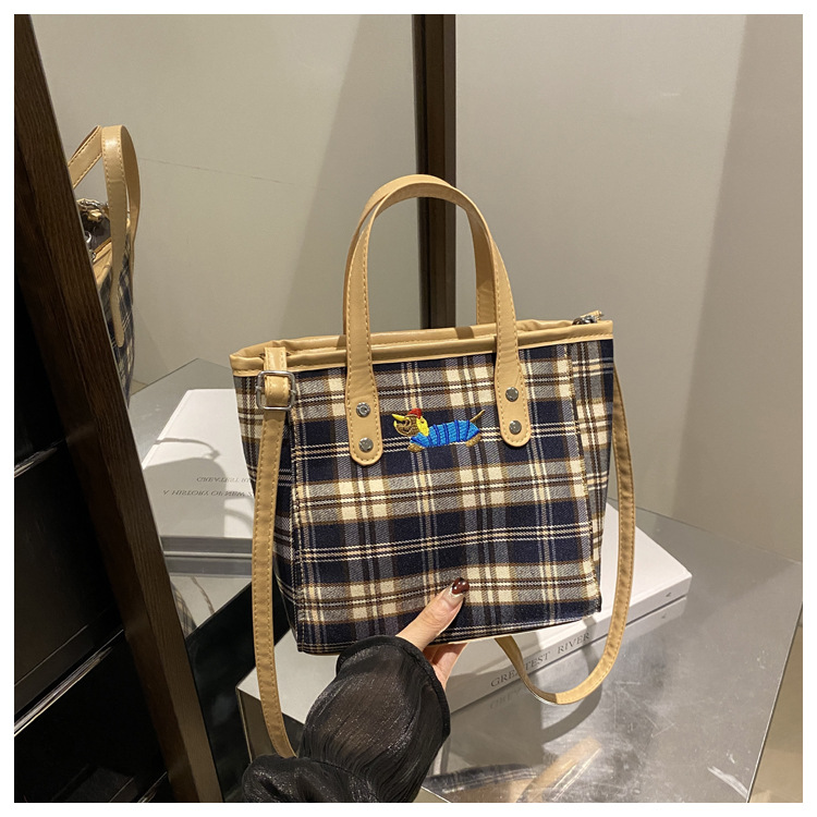 Cross-border personalized hand-carried fashionable and casual bucket bag for women, new autumn 2024 collection, contrasting color striped single-shoulder quality crossbody bag undefined