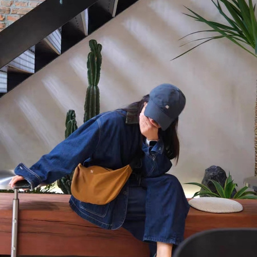Great texture! Korean blogger's ancient charm cow horn crossbody bag, super lightweight and large capacity, can be worn on the shoulder or crossbody.