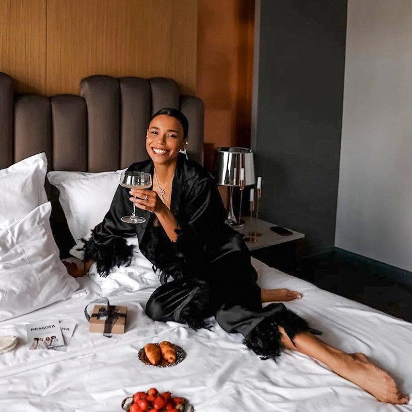 2024 Herbst Schwarz Tintin Gespleißt Feder Nachtwäsche Zwei Stück Set Lose Langarm Hosen frauen Hause Kleidung_voghion.com