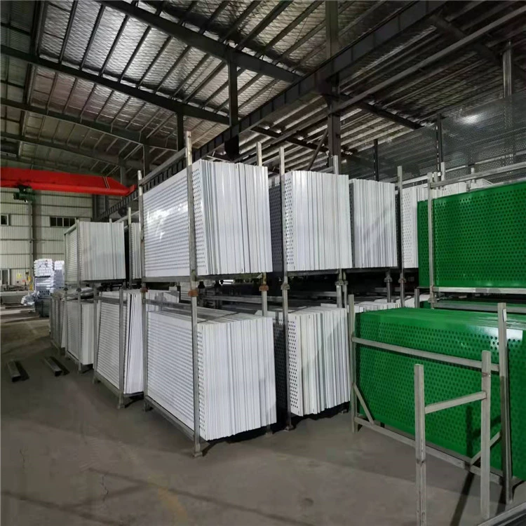 Большое количество оптовых перфорационных корпусов, оцинкованная пластина, перила, строительный корпус