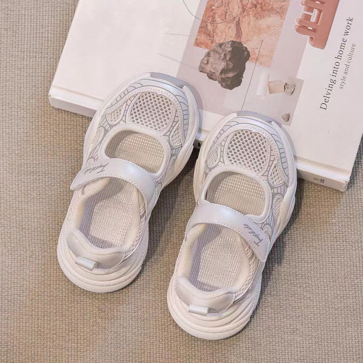 Sandalias de niña con punta cerrada, estilo nuevo verano 2026, zapatillas deportivas de malla hueca transpirables e informales para niñas