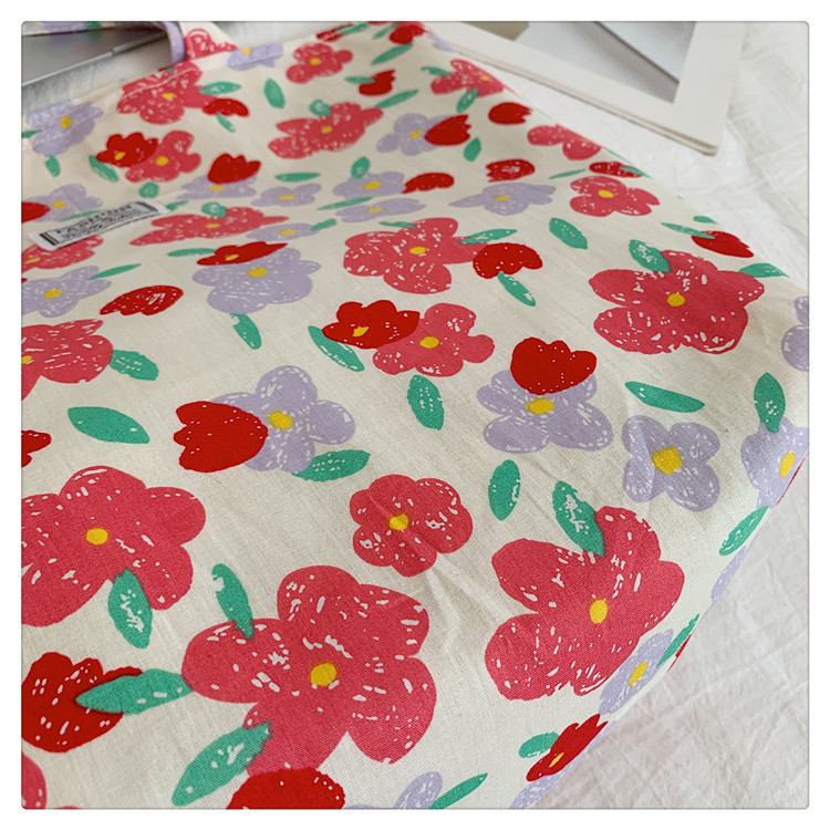 The large-capacity single-shoulder bag for student commuting is a bestseller in early spring. The Korean-style fresh and simple floral fabric bag is a versatile tote bag undefined