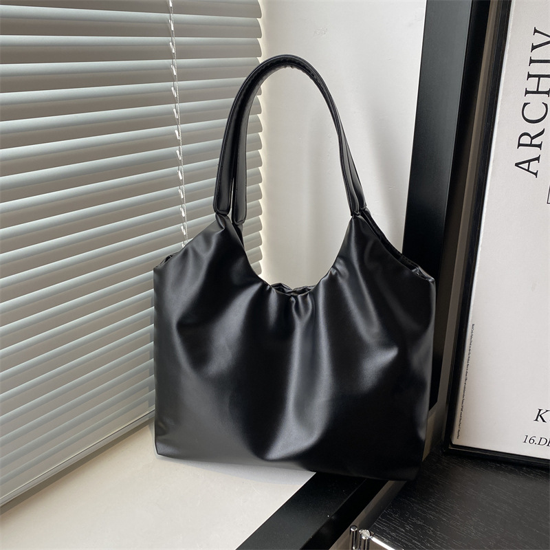 Bolso de cuero suave de nicho de estilo caliente para mujer 2024 nuevo estilo florido moda retro estilo occidental bolso de hombro para axila bolso de mensajero