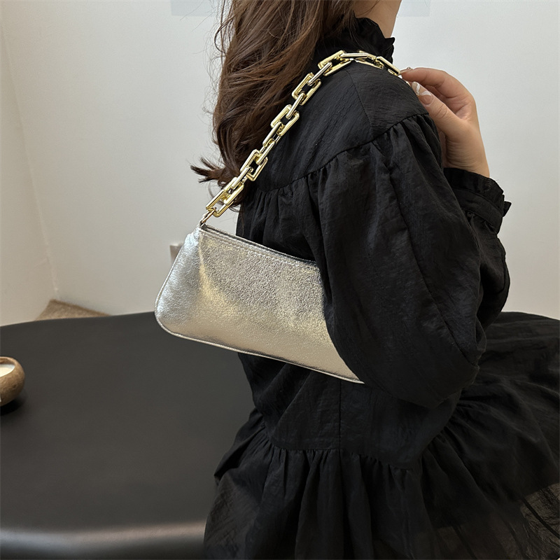 Bolso de mano de cadena de moda, bolso de mano de mujer, nuevo estilo de moda, bolso de palo minimalista, bolso de hombro de nicho de verano 2024