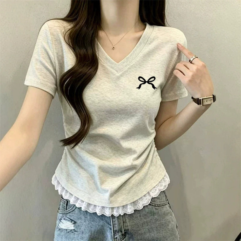 Especially beautiful lace-trimmed hem top, 2026 summer new style, sweet V-neck, pleated, slimming short-sleeve T-shirt for women Especially beautiful lace-trimmed hem top, 2026 summer new style, sweet V-neck, pleated, slimming short-sleeve T-shirt for women