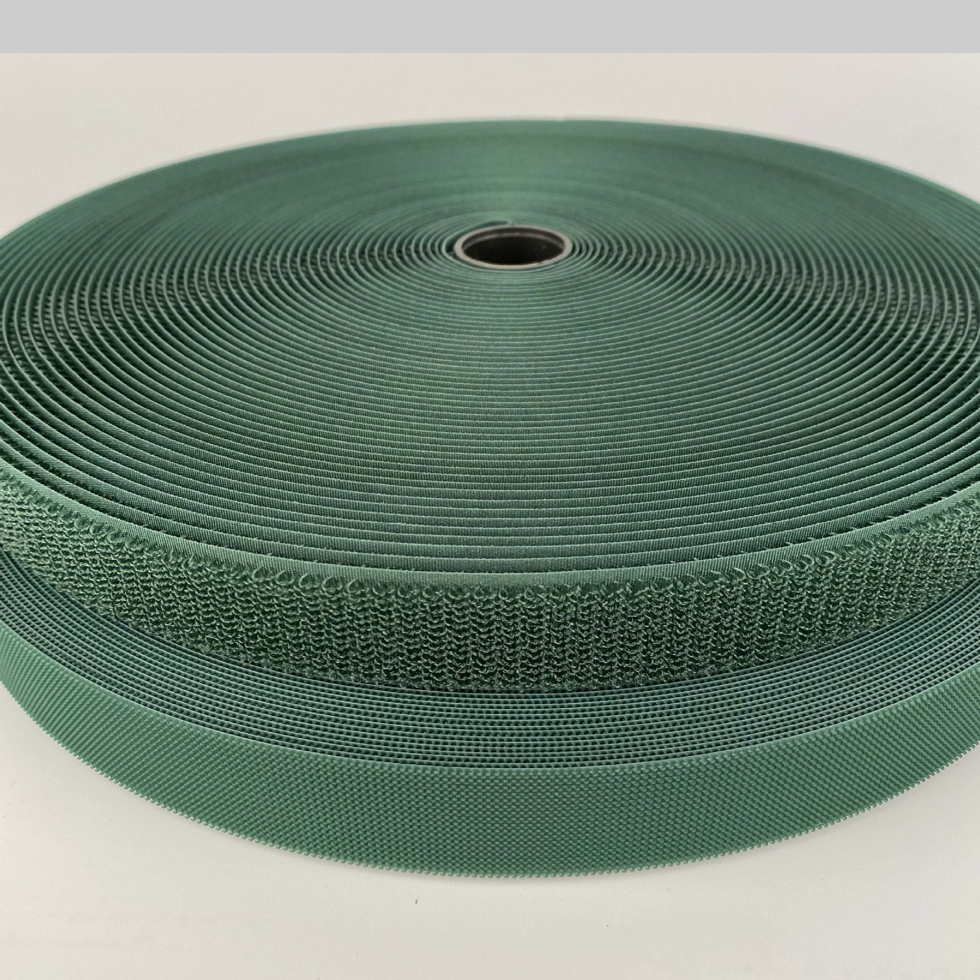 Color 2.5CM inyección gancho de velcro accesorios punzantes impermeables texturizados silenciosos de nylon para niños.