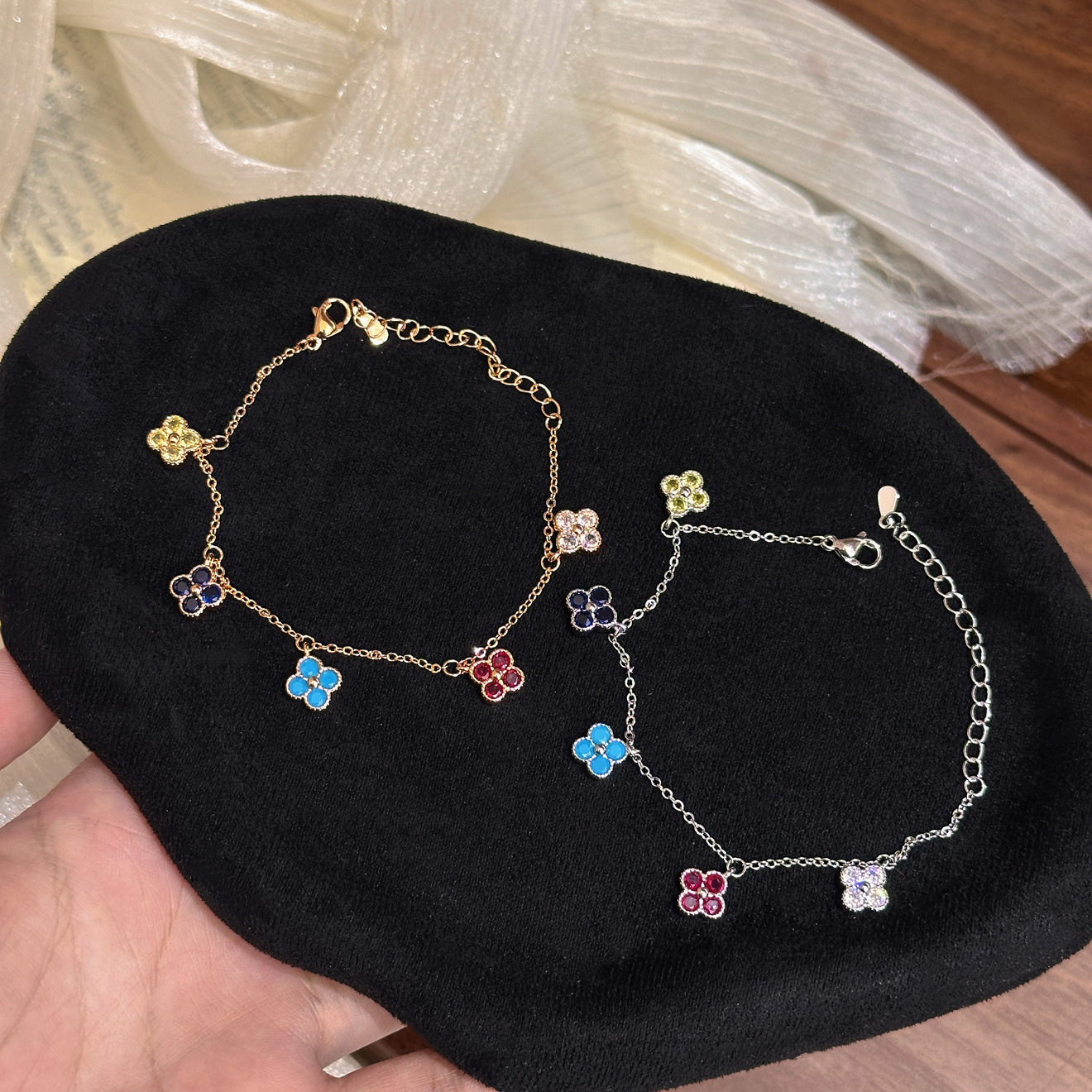 Populair op Xiaohongshu: Armband met dopaminekleurige diamanten en klavertje vier voor dames, lichte luxe, hoogwaardig, elegant._voghion.com