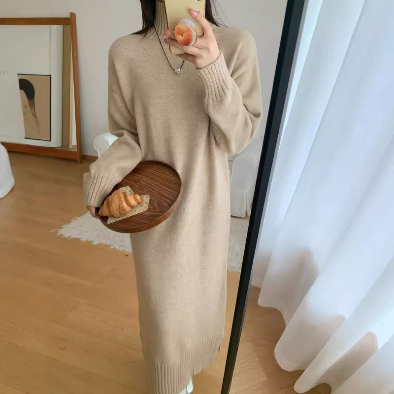 韓国系のシンプルな雰囲気の長いタイプのコートのメリヤスの底のワンピースの女性のゆったりしている怠惰な中に高襟のセーターのワンピースを掛けます。|undefined