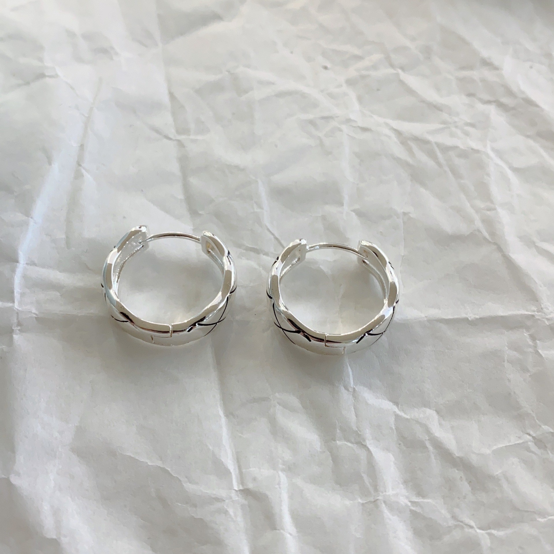 Pendientes de aro gruesos cepillados hechos a mano para mujer, simples y versátiles, pendientes retro personalizados de alta gama, mujeres de moda para viajeros diarios