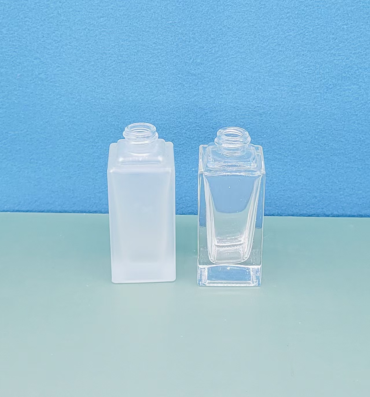 Botella de base líquida de vidrio cuadrado Botella de leche cuadrada transparente glaseada BB Crema de aislamiento Cuatro cuadrados Botella de spray Botella de vidrio