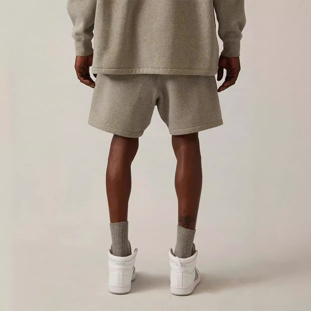 ESSENTIALS Pantalones cortos de doble línea de alta tendencia floqued Casual Five-Point Sports Ring Pantalones cortos para hombres y mujeres