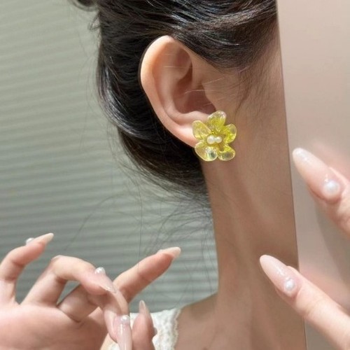 Summer is amazing! Fresh summer fluorescent yellow resin flower earrings for women, temperament versatile, super cool, great atmosphere ear accessories