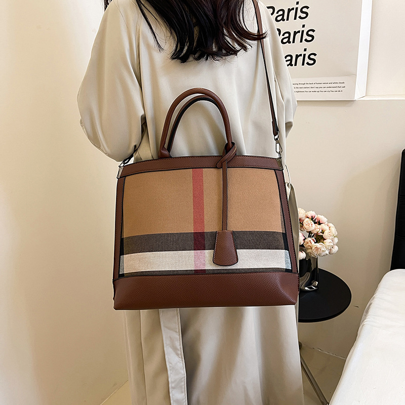 Borsa a tracolla da donna grande con righe verticali elegante_voghion.com