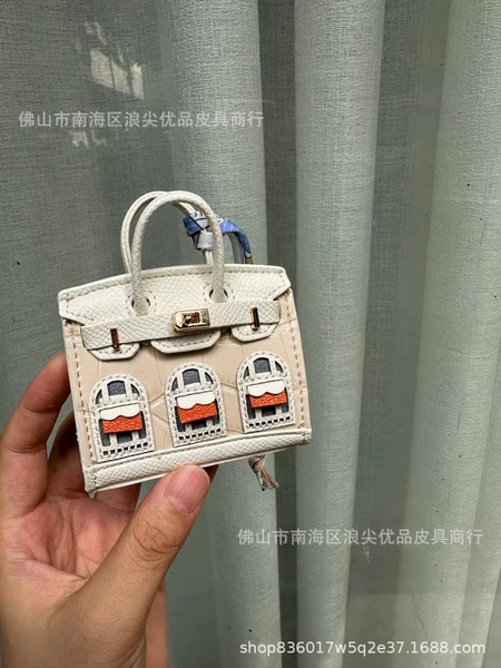 Crocodile pattern milkshake white