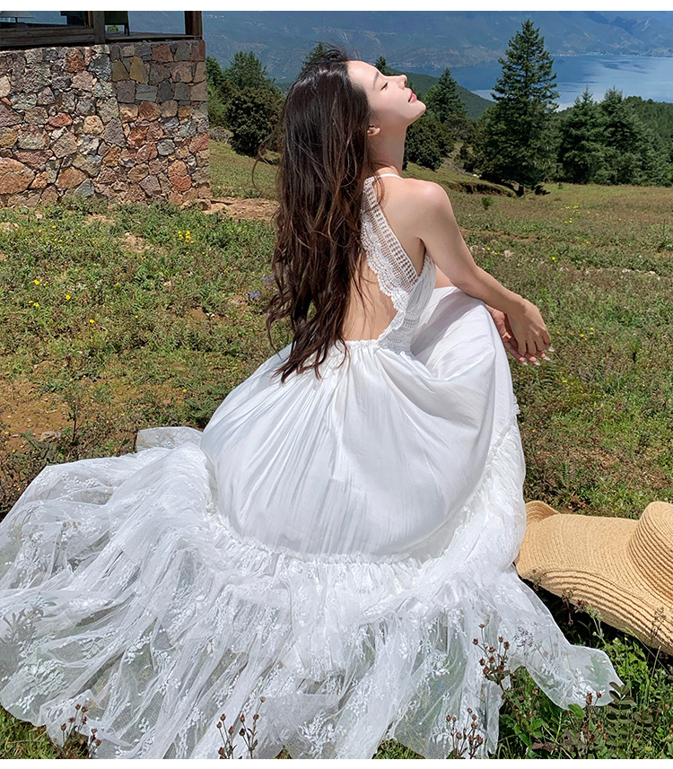 Boho-Urlaub: Weißes Maxikleid mit Spitzenbesatz und offenem Rücken – ein Kleid aus weißem Spitzen-Patchwork_voghion.com