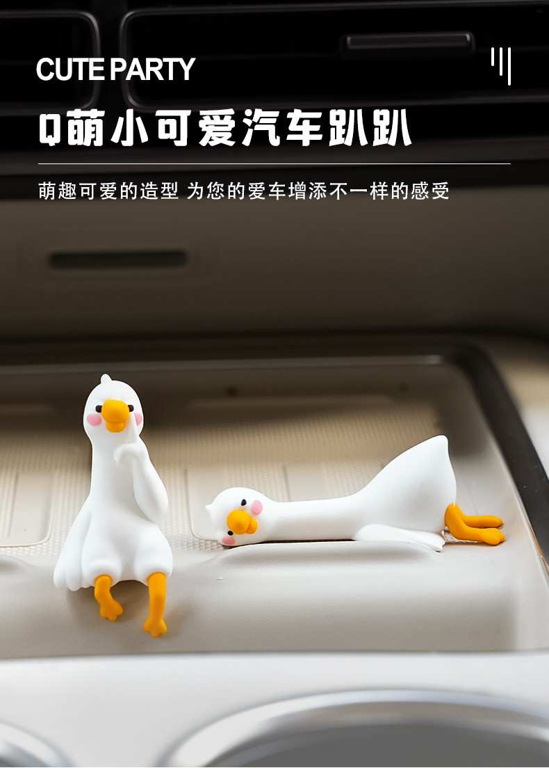 Car dashboard display ornament: Big white goose that quacks, a daily interior decoration for the car, a stress-relief ornament for driving
