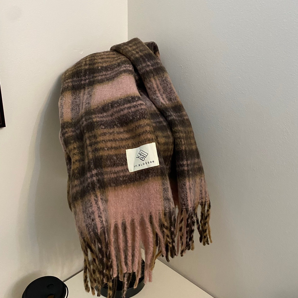 Écharpe pour femme en hiver 2024, nouvelle écharpe chaude épaisse à pompon à carreaux coréens haut de gamme, châle à double usage_voghion.com