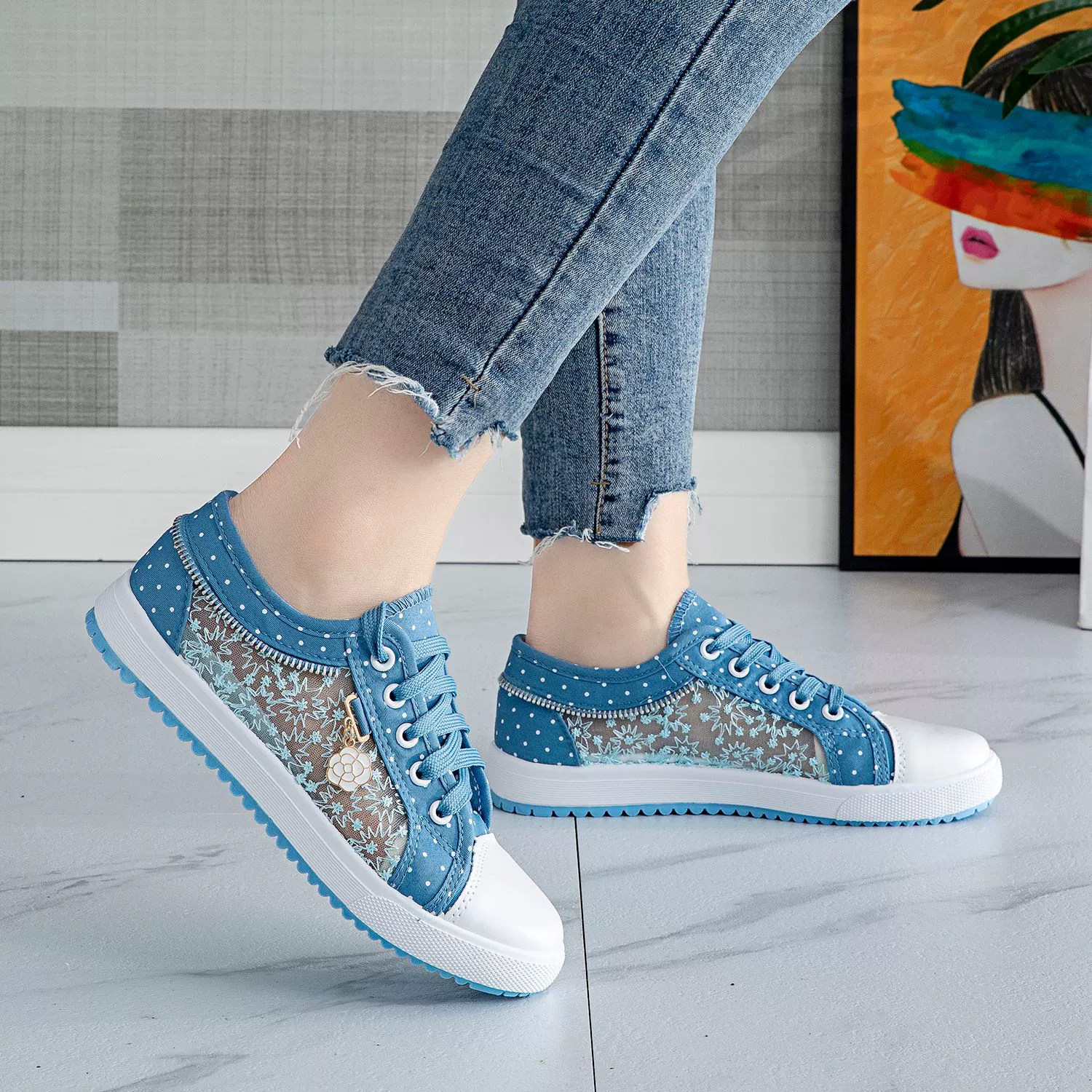 В summertime denim casual footwear: Korean Style Sports Shoes, 2018 Edition, Lightweight 0.57kg - переведено: Летняя джинсовая повседневная обувь: кроссовки в корейском стиле, выпуск 2018 года, лёгкий вес 0,57 кг