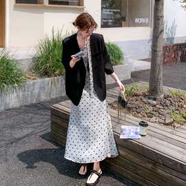 黑色温柔风气质西装两件套连衣裙女夏新款显瘦波点名媛吊带长裙子