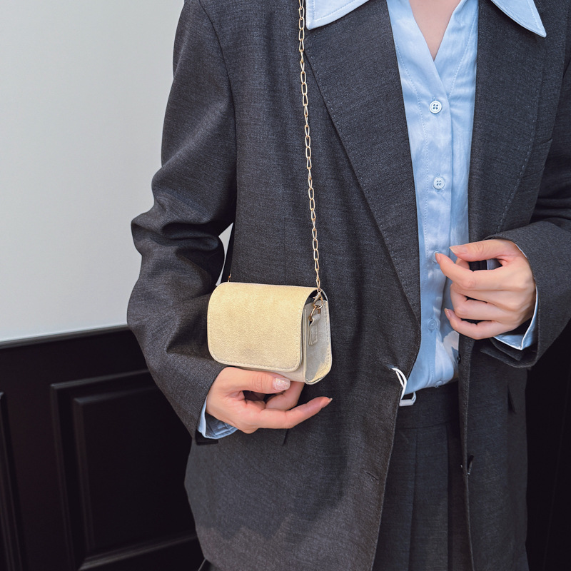 2025 otoño y invierno nuevo tipo de bolso de niños esmerilado, mini bolso de cadena de bebé de color sólido, bolso de cambio coreano para hombres y mujeres