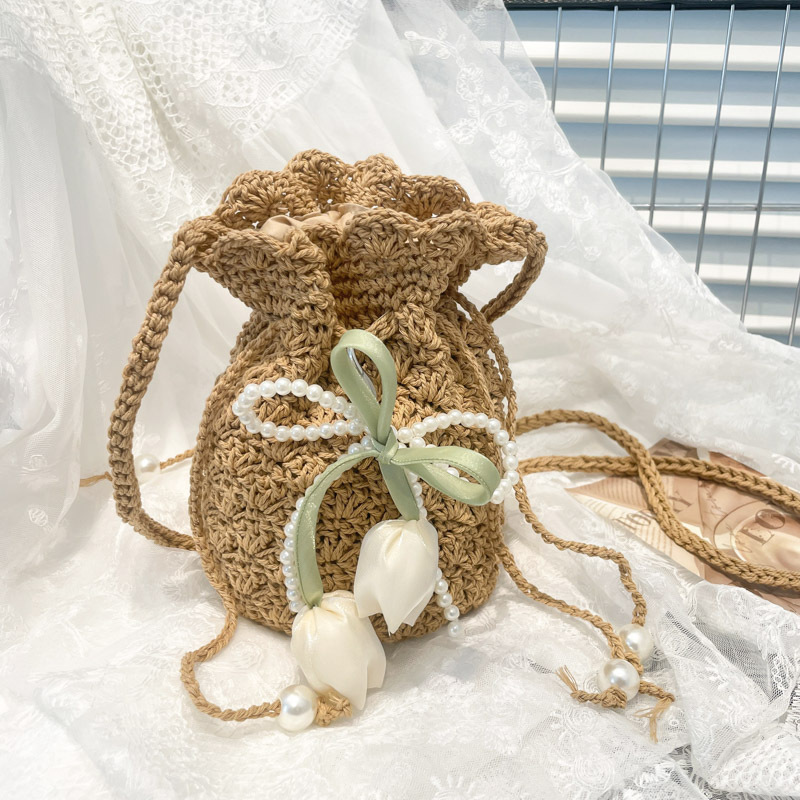 Versión coreana del bolso de cubo de nicho 2025 verano nuevo bolso femenino pequeño bolso de hombro de flores frescas bolso de mensajero tejido Mori