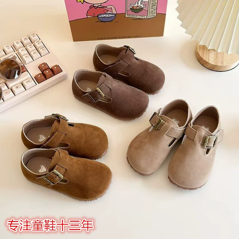 Детские кожаные туфли весна-осень 2025: Новинка! Универсальные туфли-биркенштоки для девочек на липучках, с мягкой подошвой для малышей. Оптом.