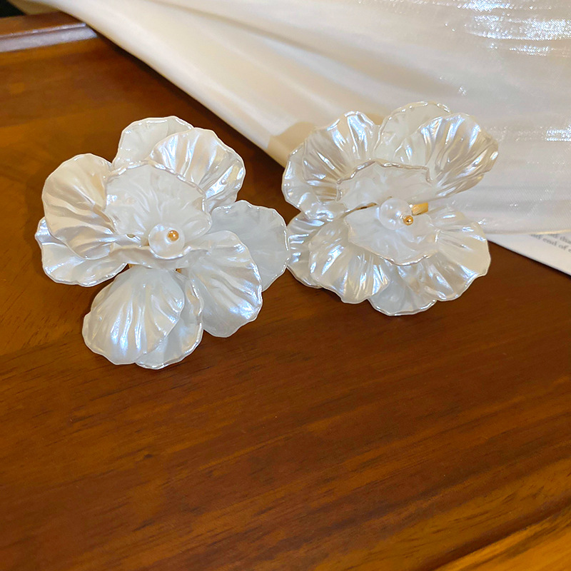 Pendientes tejidos de flores de concha de aguja de plata Pendientes de personalidad de moda elegante Pendientes de nuevo estilo de temperamento retro de nicho al por mayor