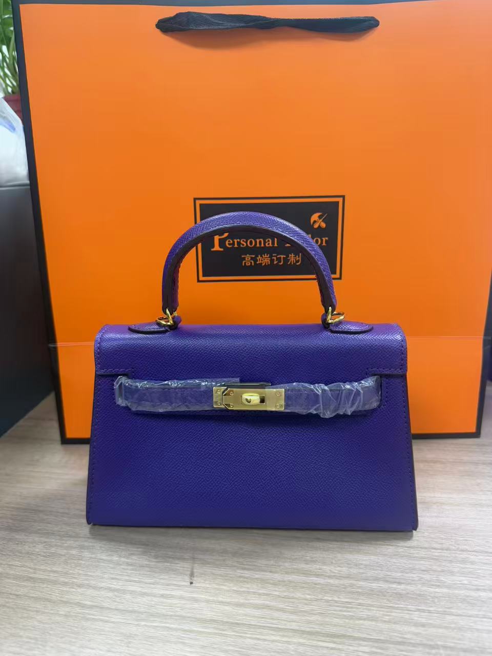 Hebilla dorada morado oscuro. / 22x7x14