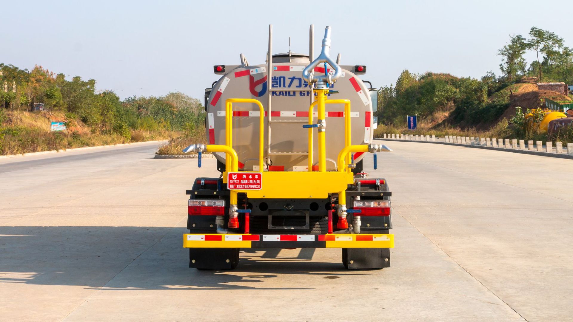 Dongfeng Xiaodoli Truck Sprinkler Truck 5 Cubic Meters for Dust Reduction in Garden Landscaping Sites, Municipal Sprinkler Truck for Residential Areas