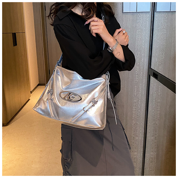 Tragbare, modische Strukturtasche mit großem Fassungsvermögen für Damen, neue Pendler-Einkaufstasche, einfache Achseltasche für alle Gelegenheiten, 2023_voghion.com