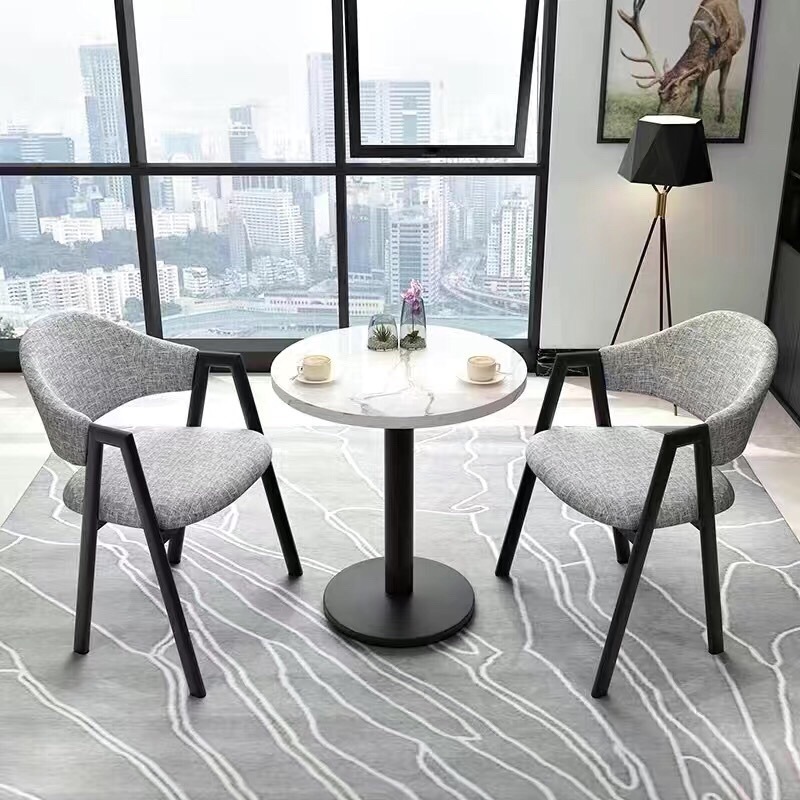 회색 리넨을 사용한 테이블과 의자 2개에 60위안