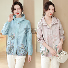 时尚妈妈装短外套春秋款连帽洋气质中老年女装风衣印花拉链衫风衣