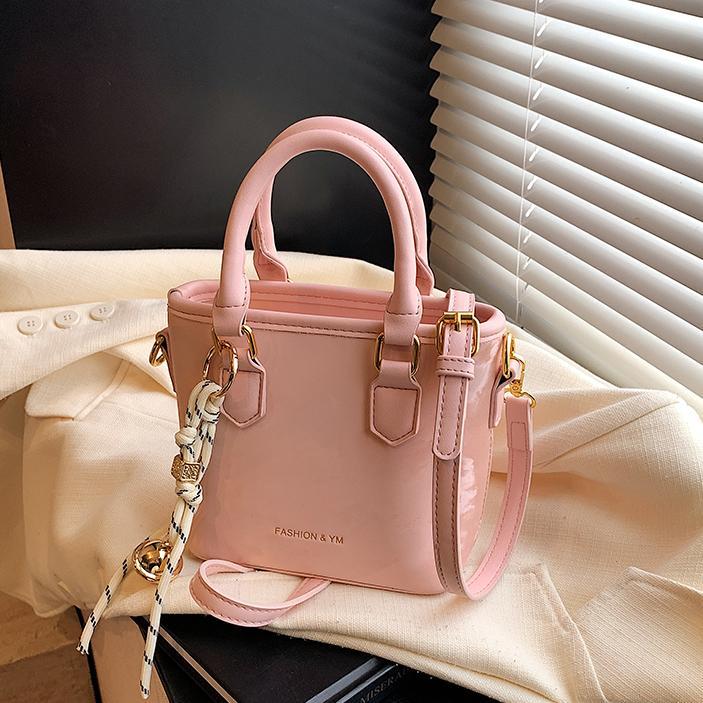 Bolso de mano popular ultra caliente para mujeres 2025 nuevo estilo versátil bolso de hombro casual simple de alto nivel nicho bolso de cubo