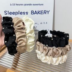 カチューシャの高いトップの高級感は歯付きで顔を見せます。
