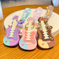 legal guitarra desenhos animados chaveiro escola pingente personalidade criativa carro chaveiro casal saco pingente atacado 3