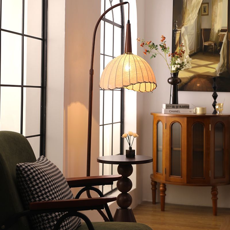 Luz de piso de estilo medieval al lado del sofá de la sala de estar, viento tranquilo, sensación de alto nivel de Zen, dormitorio, estudio, atmósfera, lámpara de cabecera