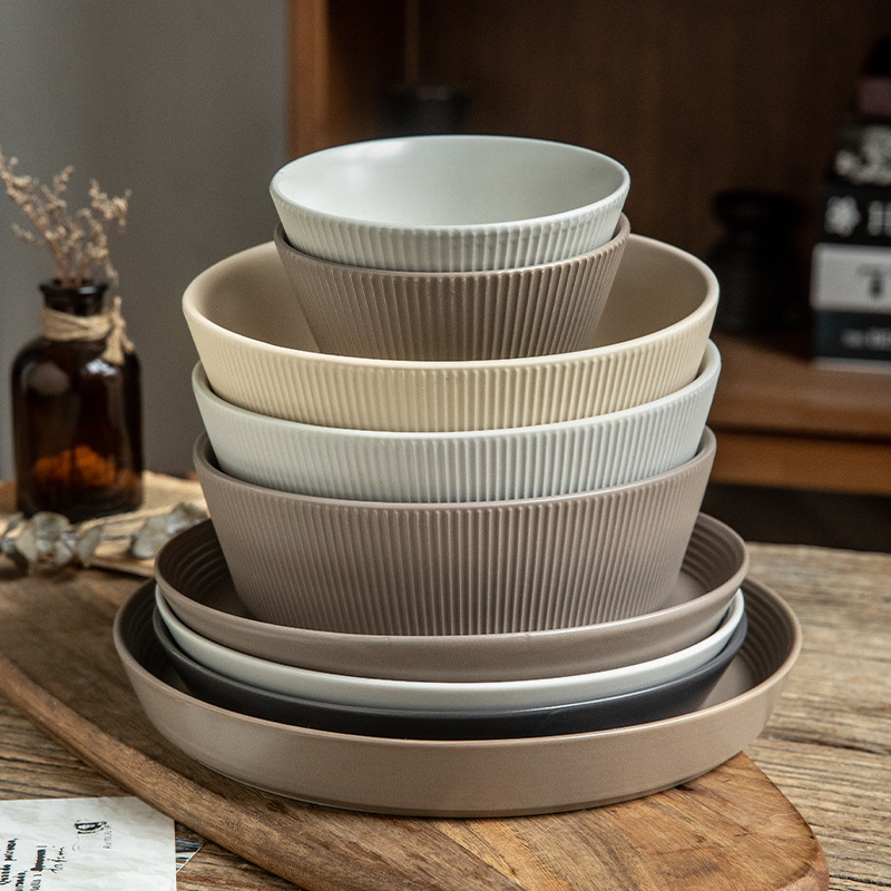 Vajilla en relieve simple japonesa Tazón de cerámica Xiwu Combinación de platos Vajilla mate de color sólido de alto valor Exportación transfronteriza