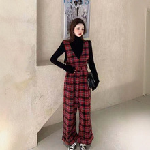 UNMUN新年衣服红色格子背带裤配黑色毛衣洋气减龄时尚职