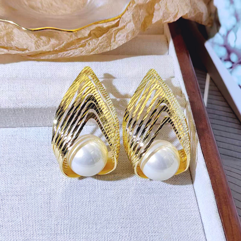 Elegant earrings drop-shaped